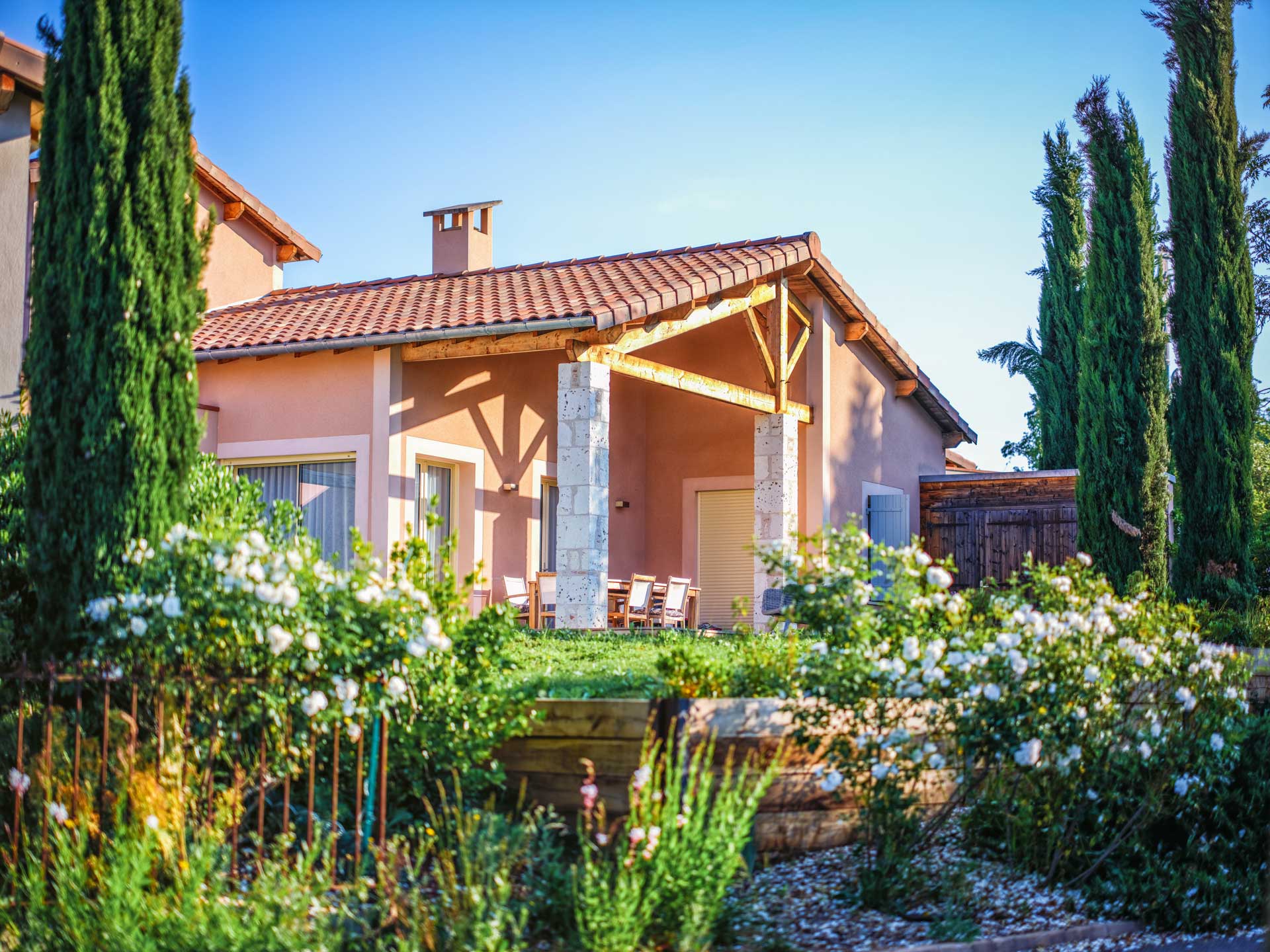 Façade d’une villa avec jardin