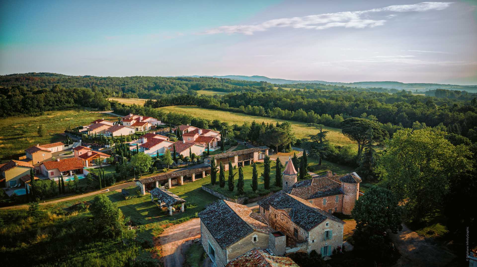 Vue aérienne du domaine et de son environnement boisé