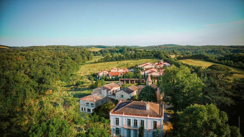 Vue aérienne du domaine et de son environnement boisé