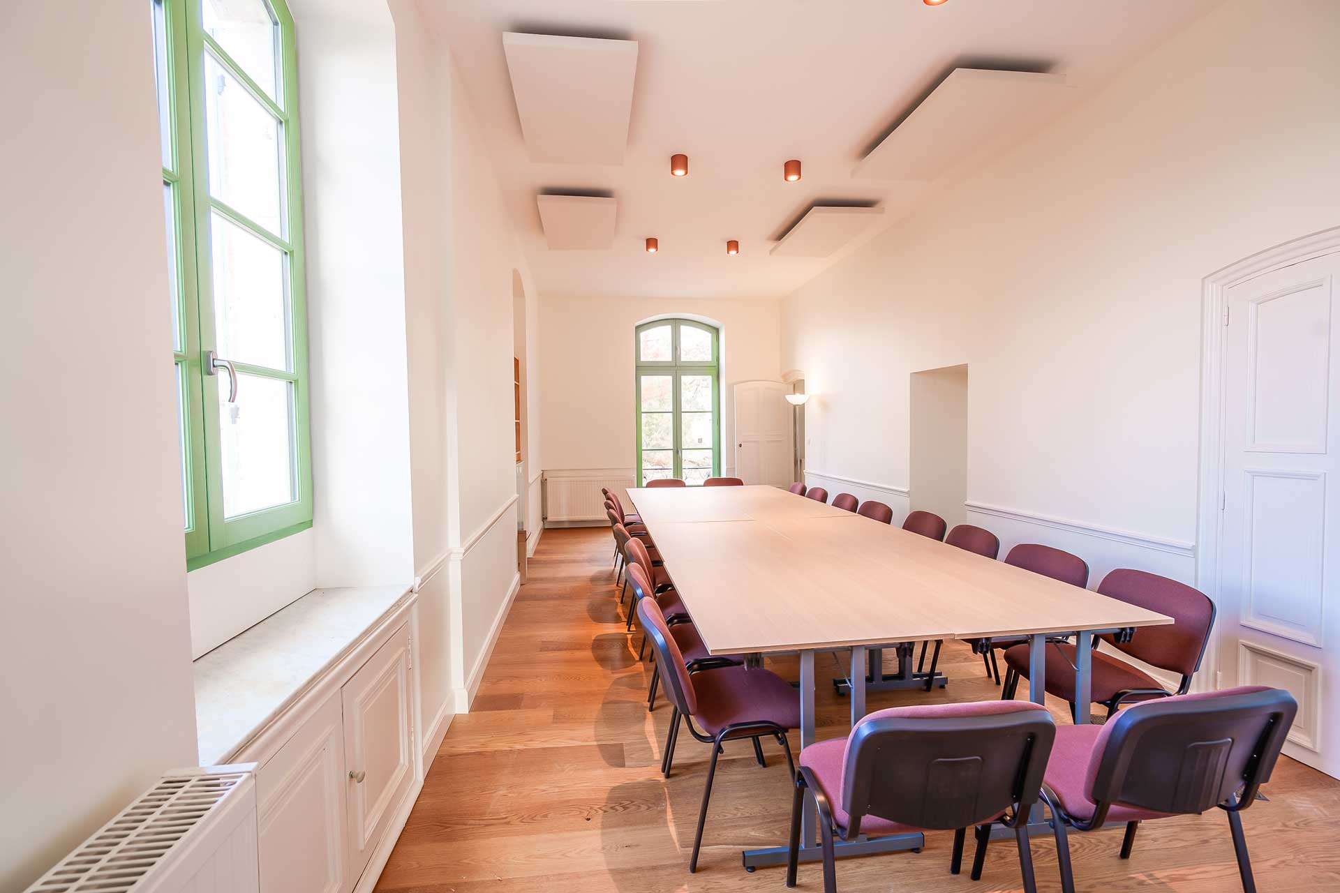 Salle de réunion aménagée dans le château