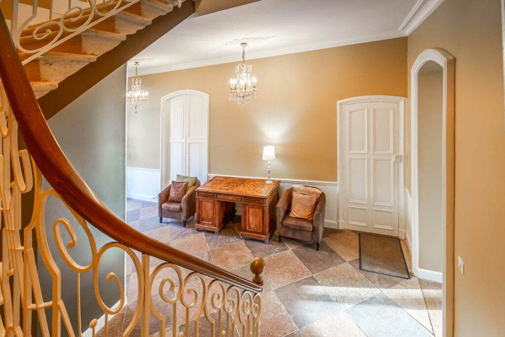 Salle de réunion avec chaises, tables ou paperboard