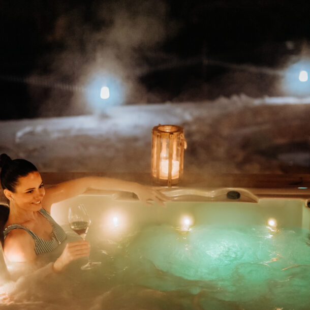 Espace spa avec bassin intérieur et sauna