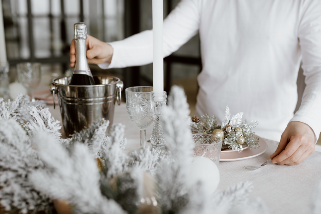 Décoration de Noël et coupe de champagne dans une ambiance festive