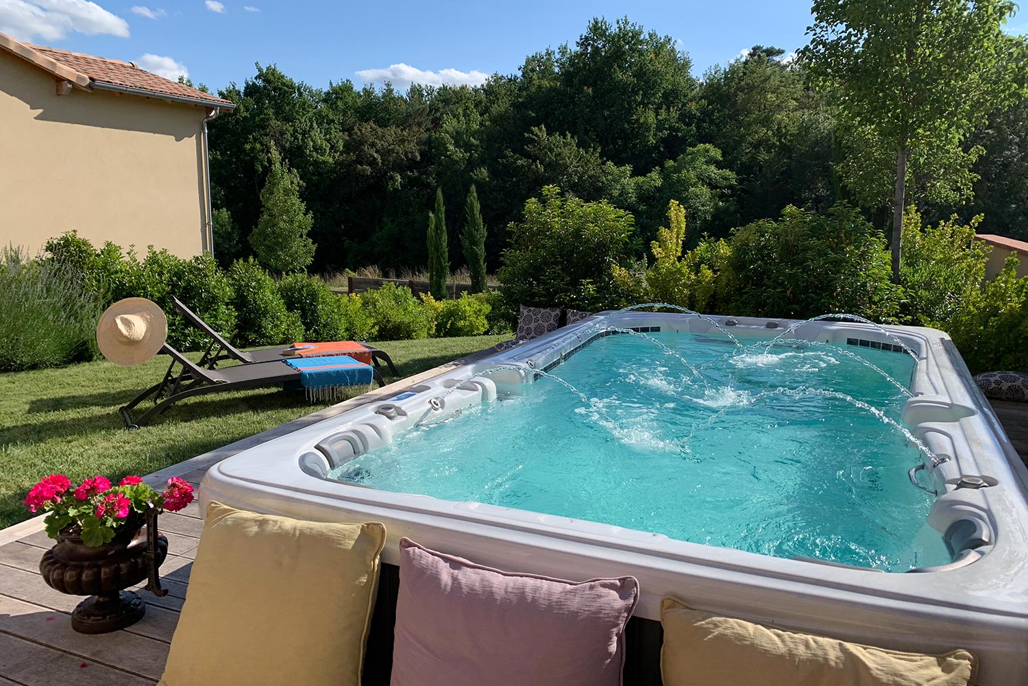 Bassin intérieur et espace spa avec sauna