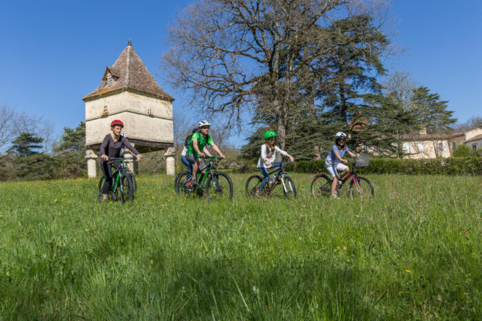 Cyclists in a field near Lautrec