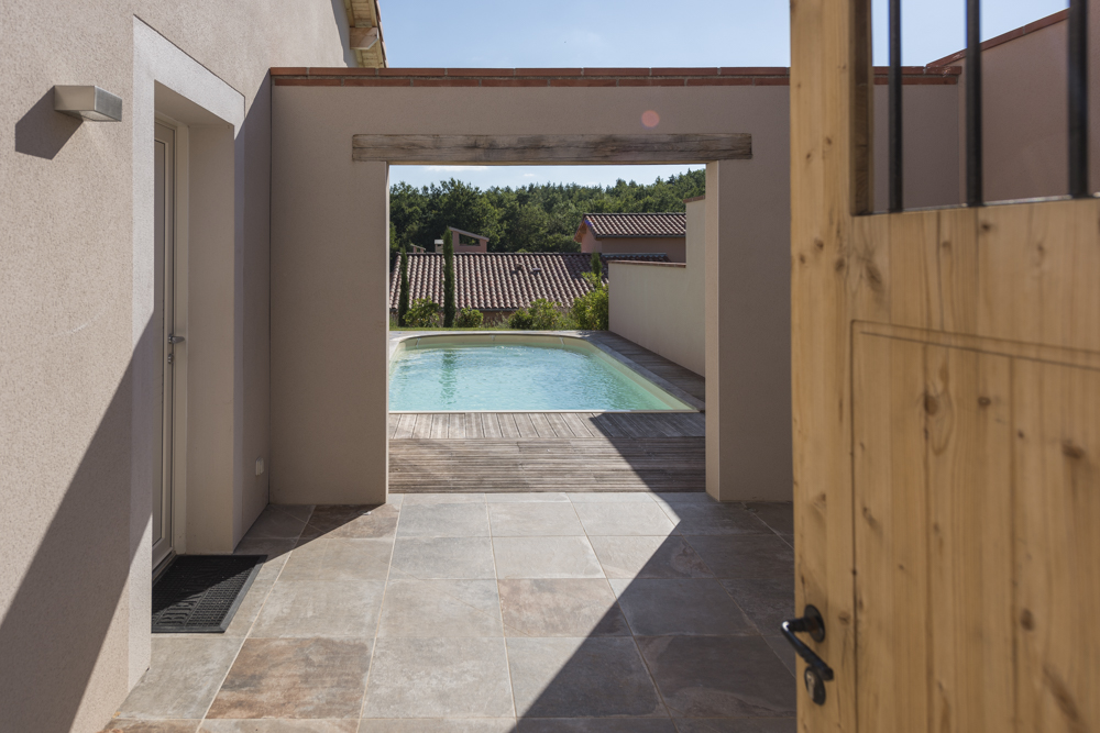 Terrasse amenagee ouverte sur le jardin de la villa