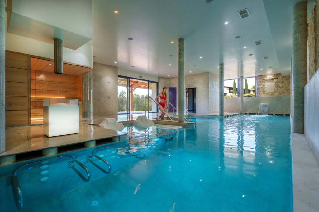 Bassin intérieur et espace spa avec sauna