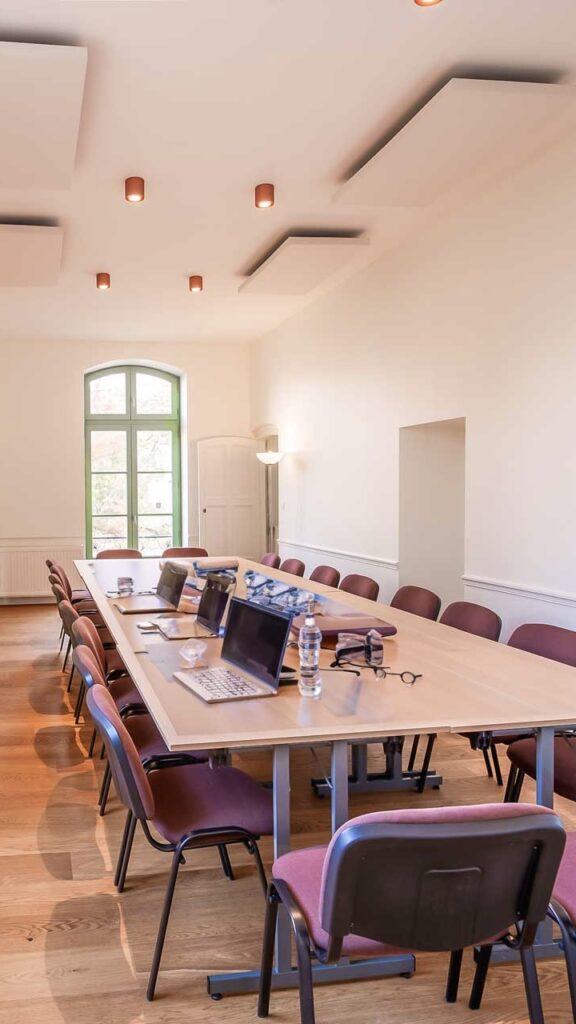 Salle de réunion aménagée dans le château
