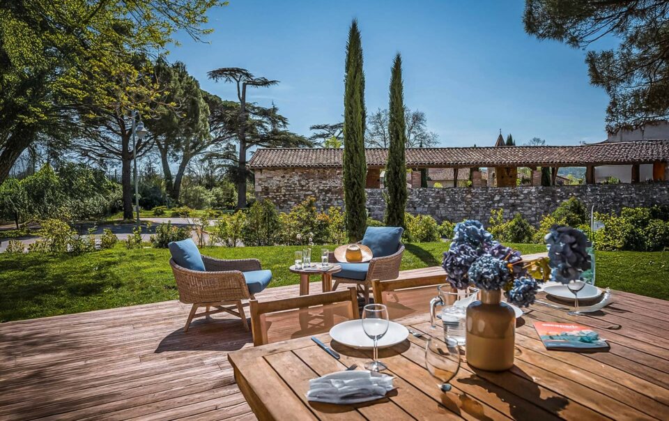 Terrasse aménagée avec vue sur une villa