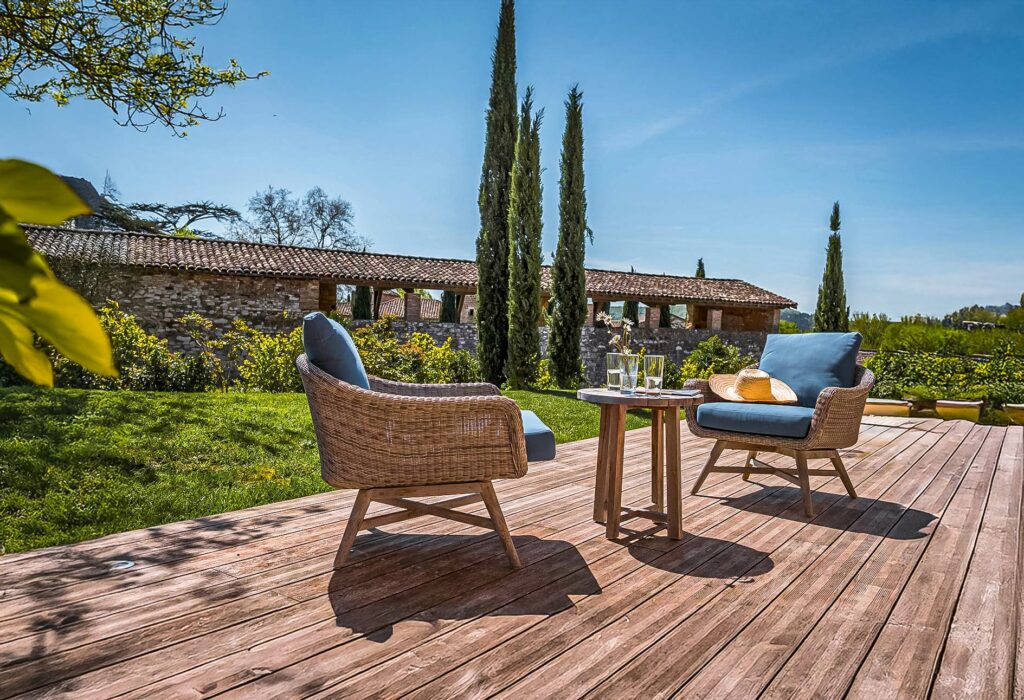Terrasse aménagée avec vue sur le domaine