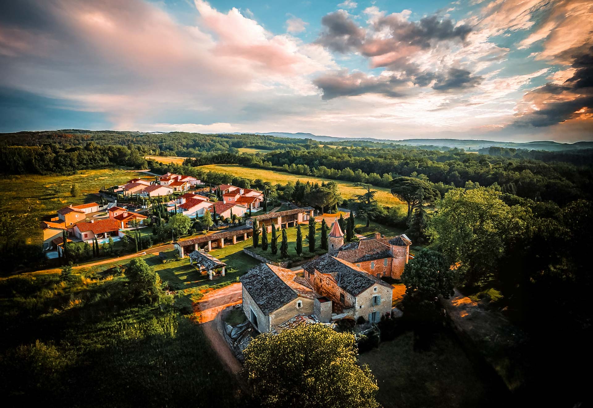 Vue aérienne du Domaine de la Durantie au coucher du soleil
