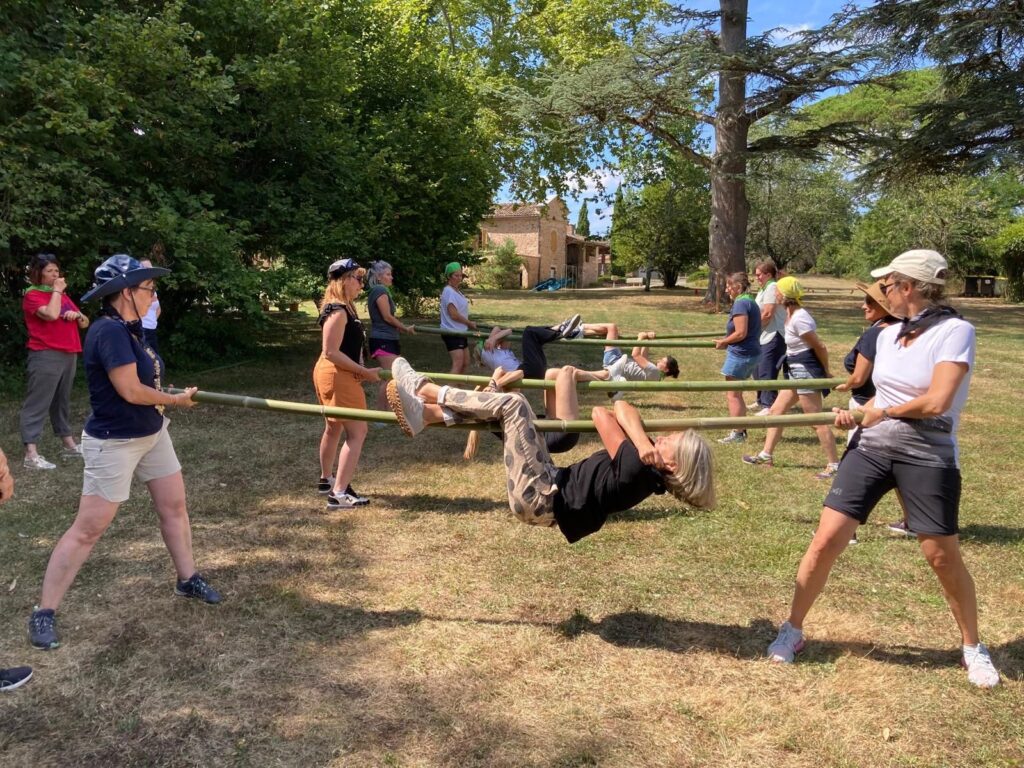 Participants à une activité de groupe en extérieur