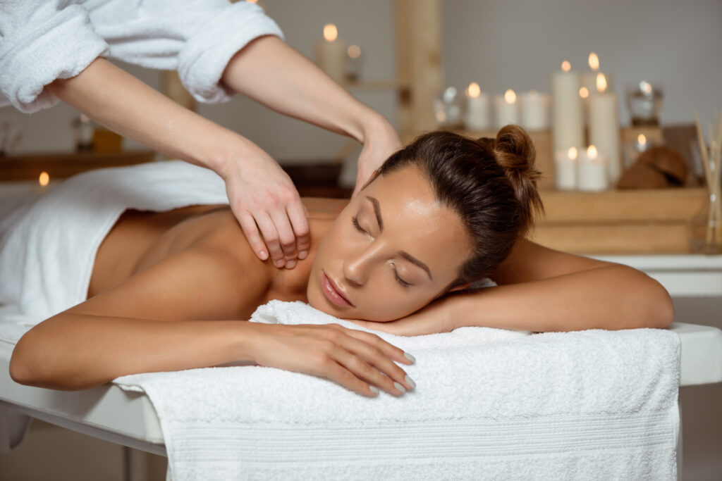 Séance de massage relaxant dans l'espace bien-être