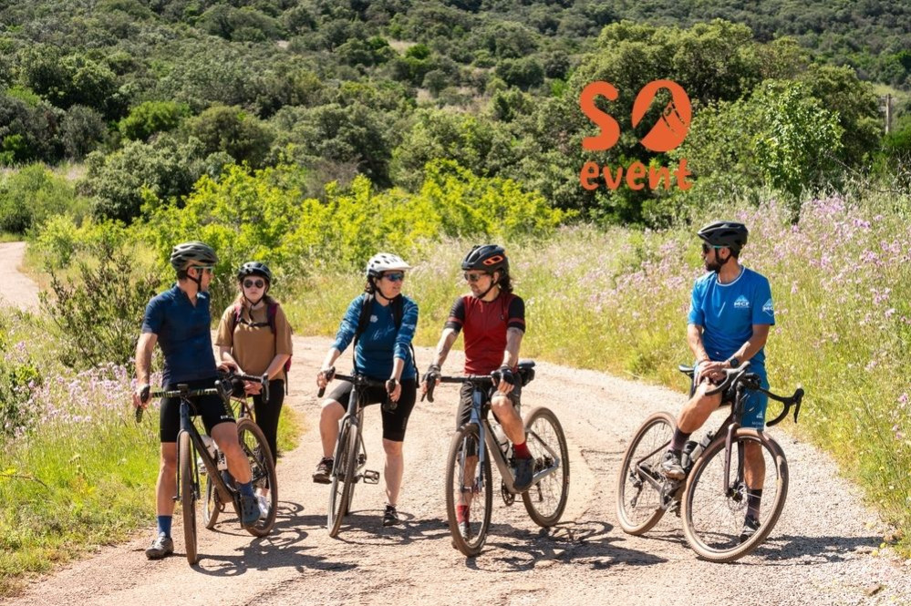 Groupe de cyclistes avec le logo SO Event