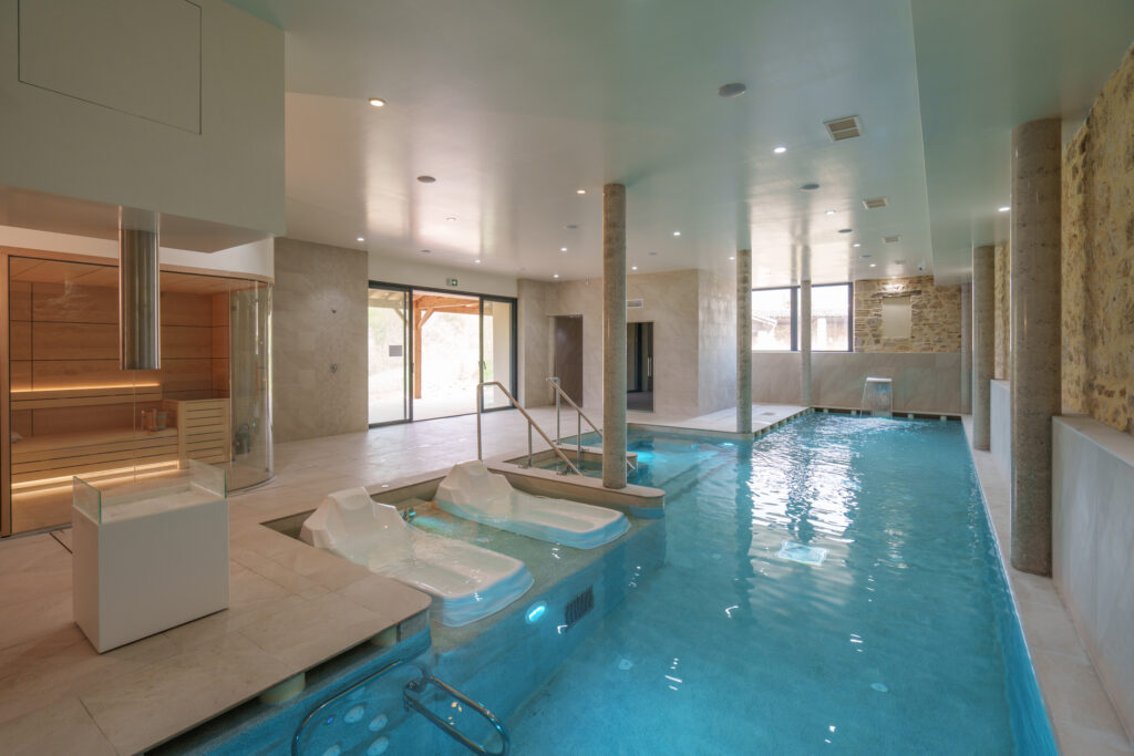 Bassin intérieur et espace spa avec sauna