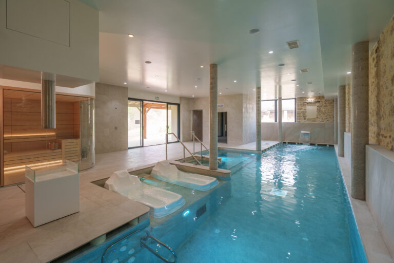 Bassin intérieur et espace spa avec sauna