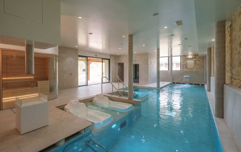 Bassin intérieur et espace spa avec sauna
