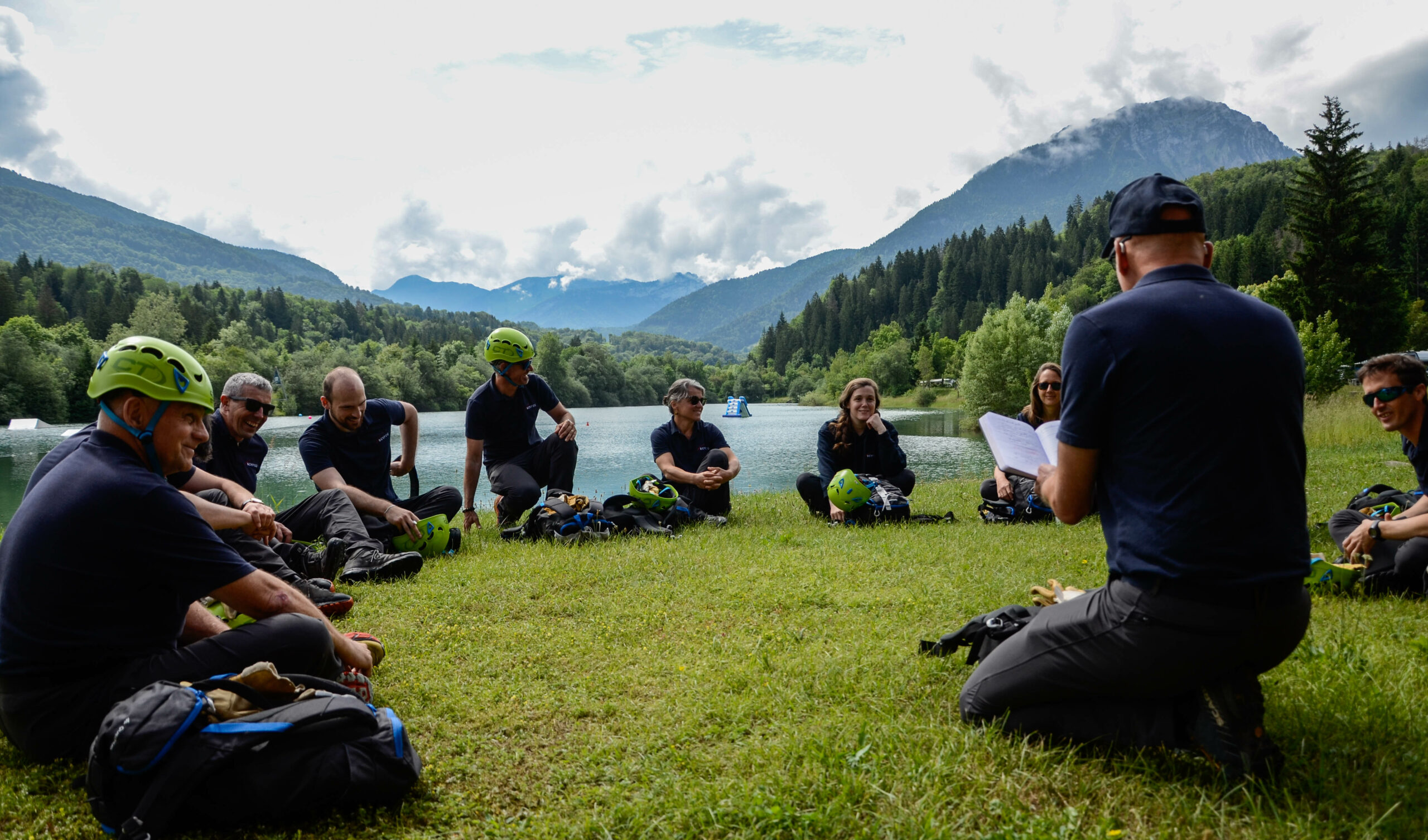 Groupe assis en plein air lors d’une activité de séminaire
