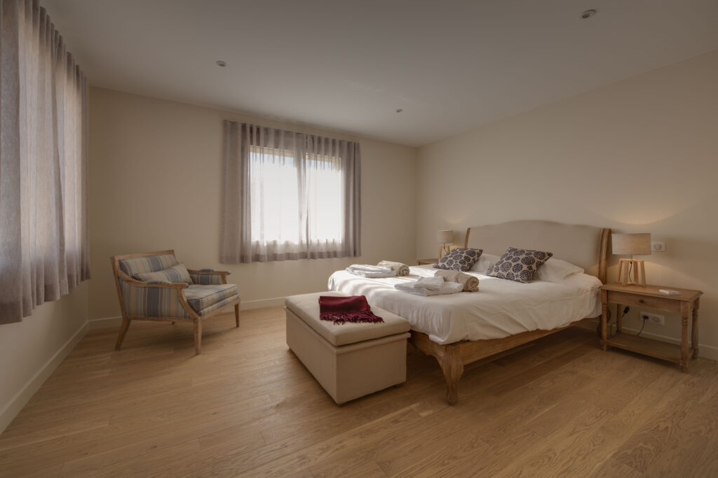 Chambre avec lit préparé dans la Villa 9
