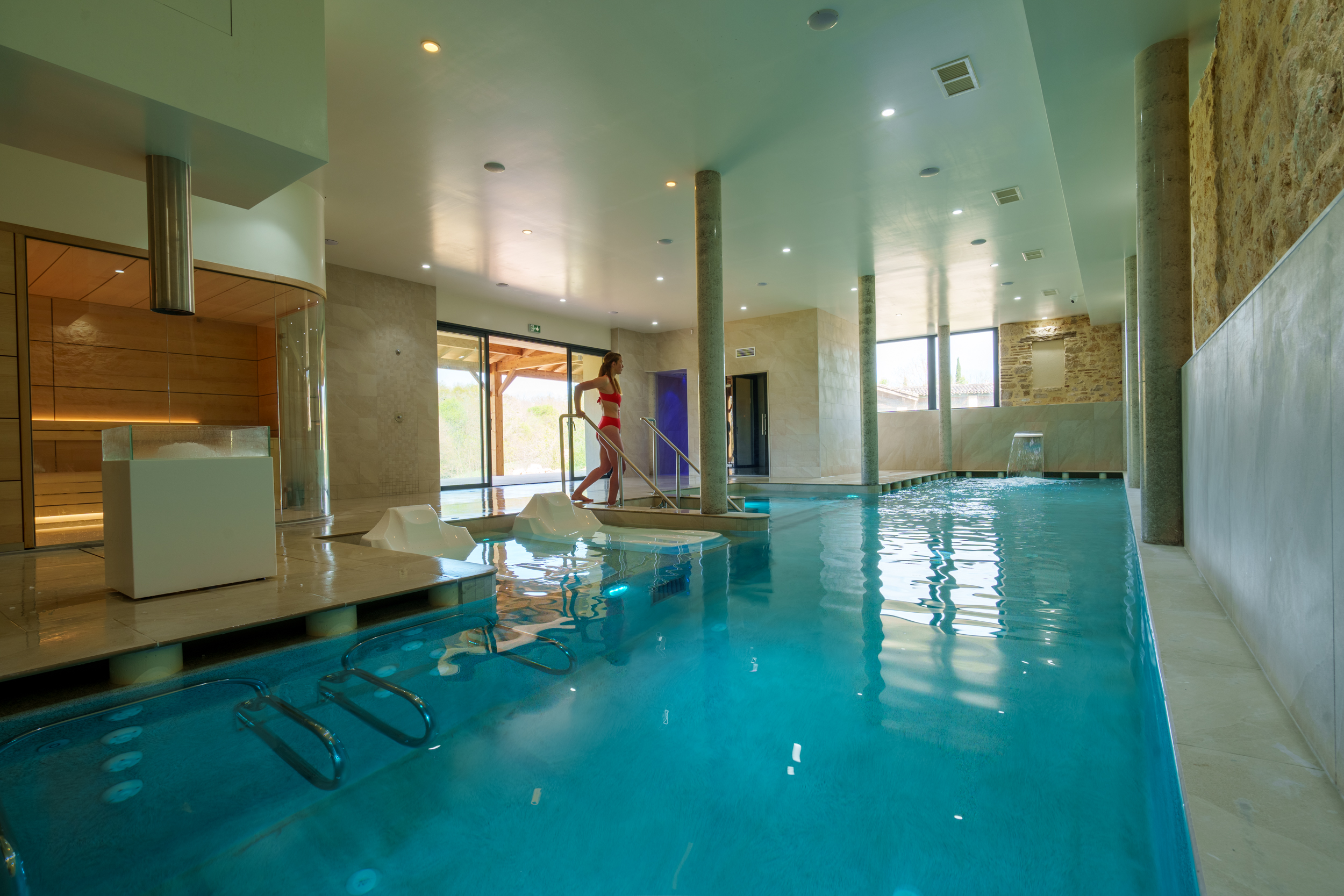 Espace spa avec bassin intérieur et sauna