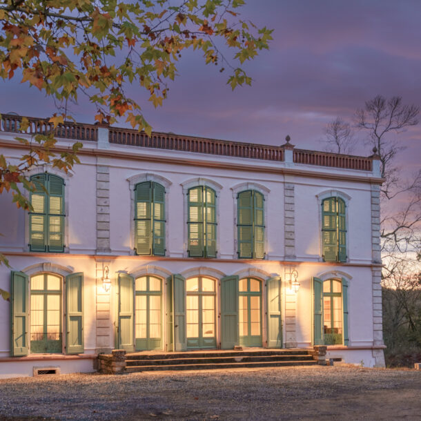Façade du château éclairée au crépuscule