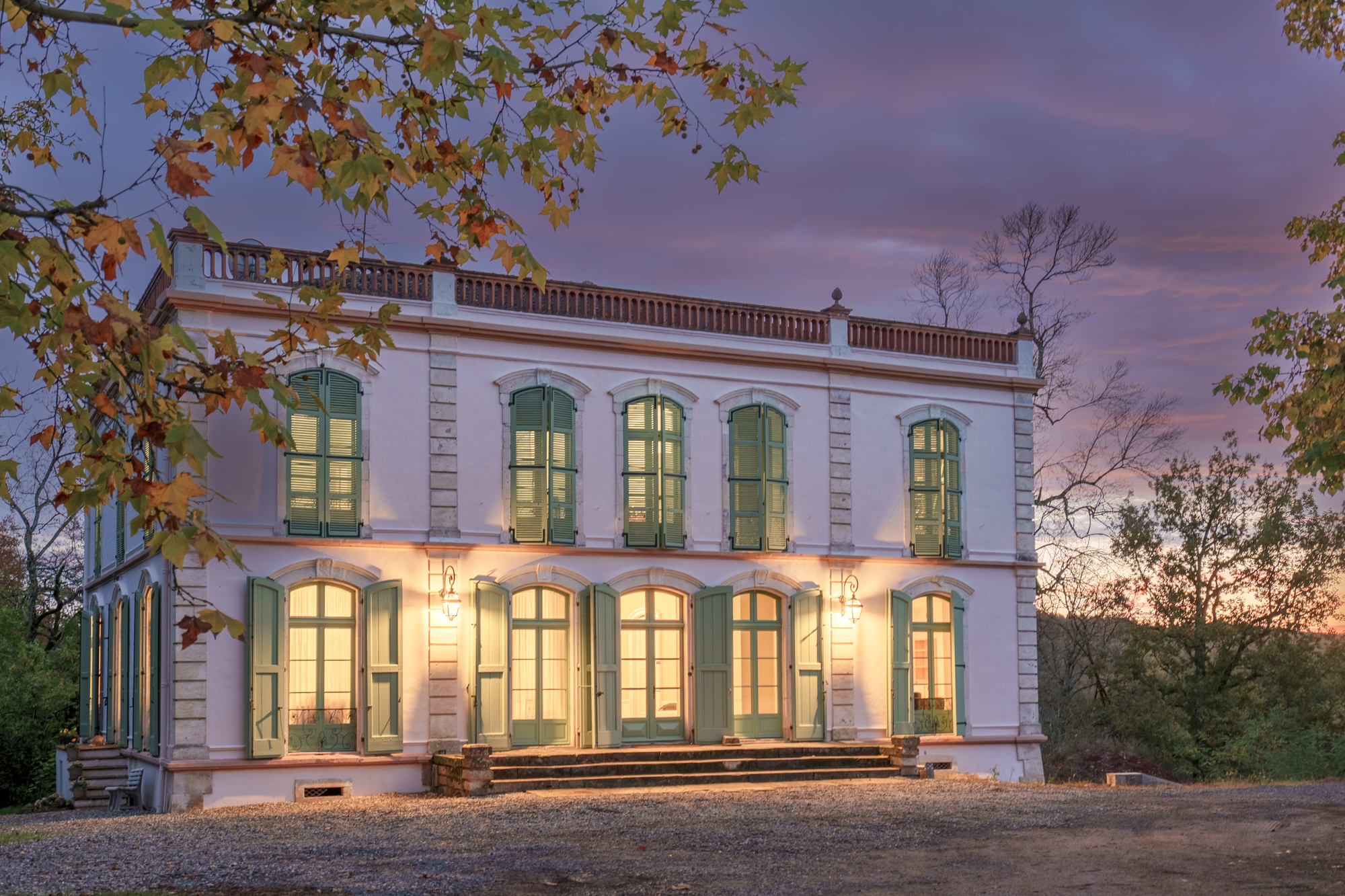 Façade du château éclairée au crépuscule