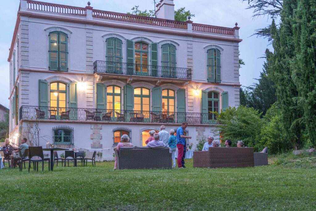 Réception en extérieur devant le château