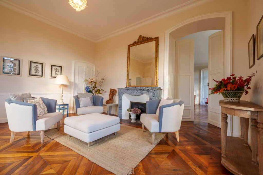 Salle de réunion avec chaises, tables ou paperboard