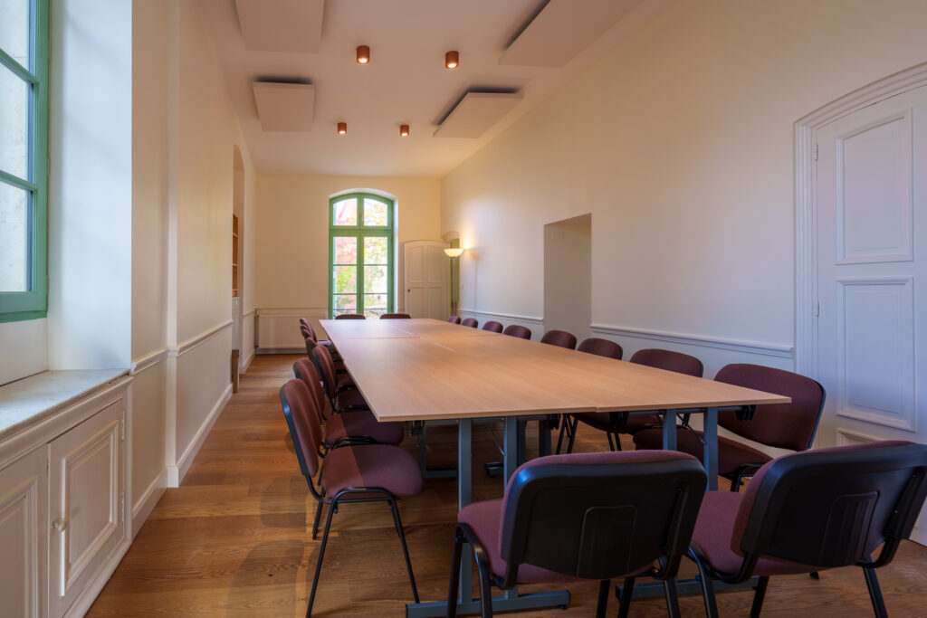 Salle de réunion avec chaises, tables ou paperboard