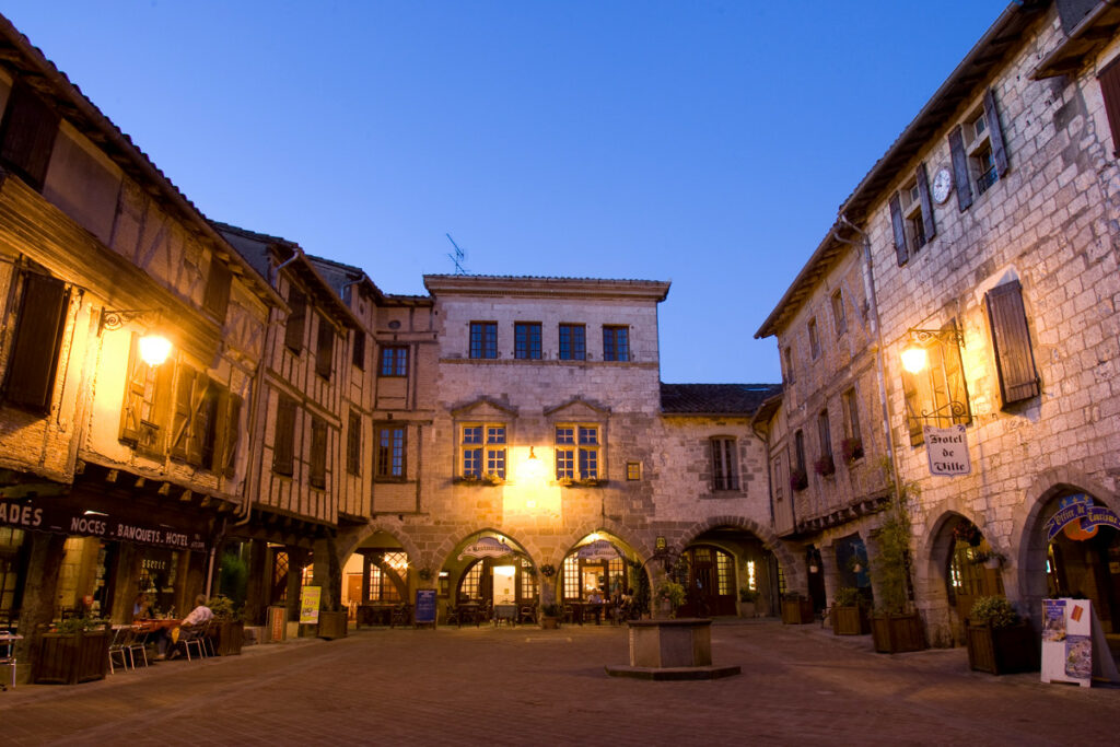 Place à arcades de Castelnau-de-Montmiral au crépuscule