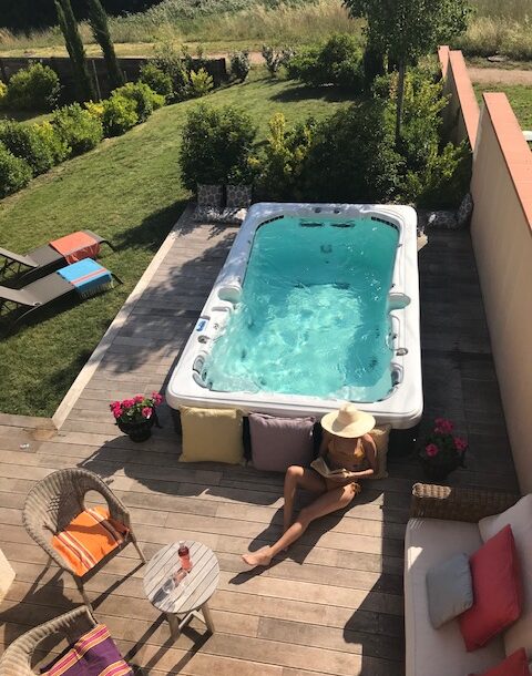 Piscine extérieure avec terrasse, transats ou jacuzzi