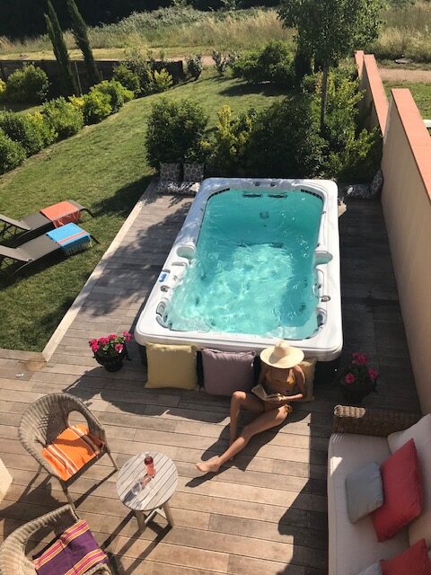 Piscine extérieure avec terrasse, transats ou jacuzzi