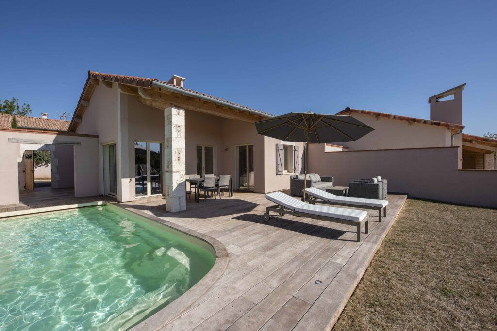 Piscine extérieure devant la Villa 3