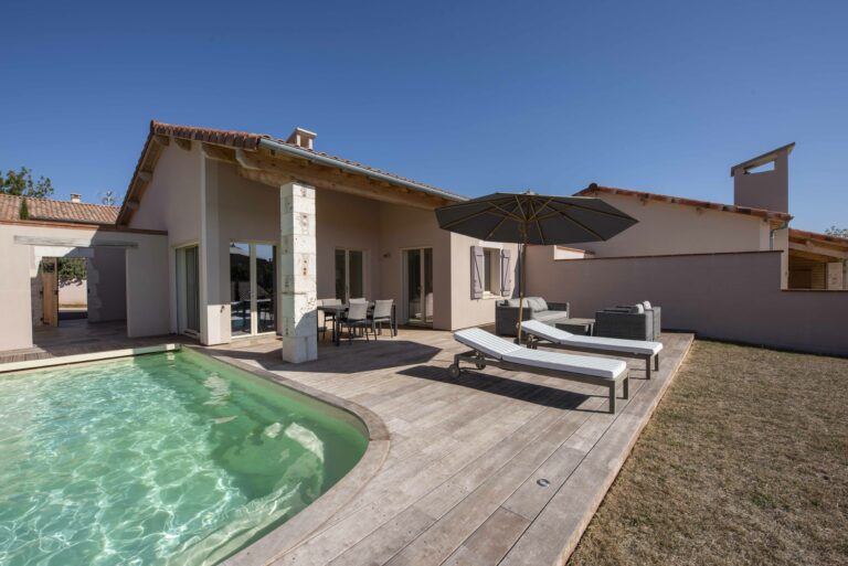 Piscine extérieure devant la Villa 3