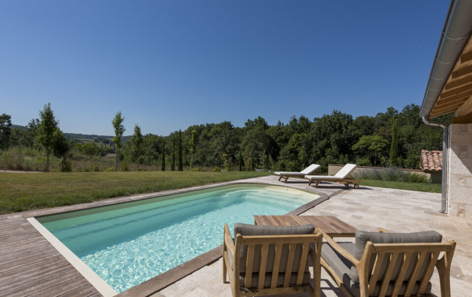 Piscine extérieure avec terrasse, transats ou jacuzzi