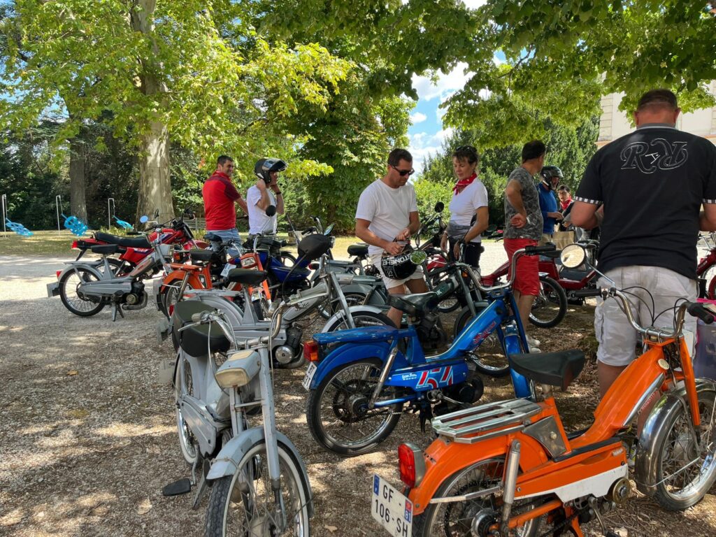 Groupe de cyclistes et vélos en extérieur