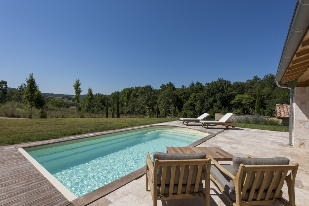 Piscine extérieure avec terrasse, transats ou jacuzzi