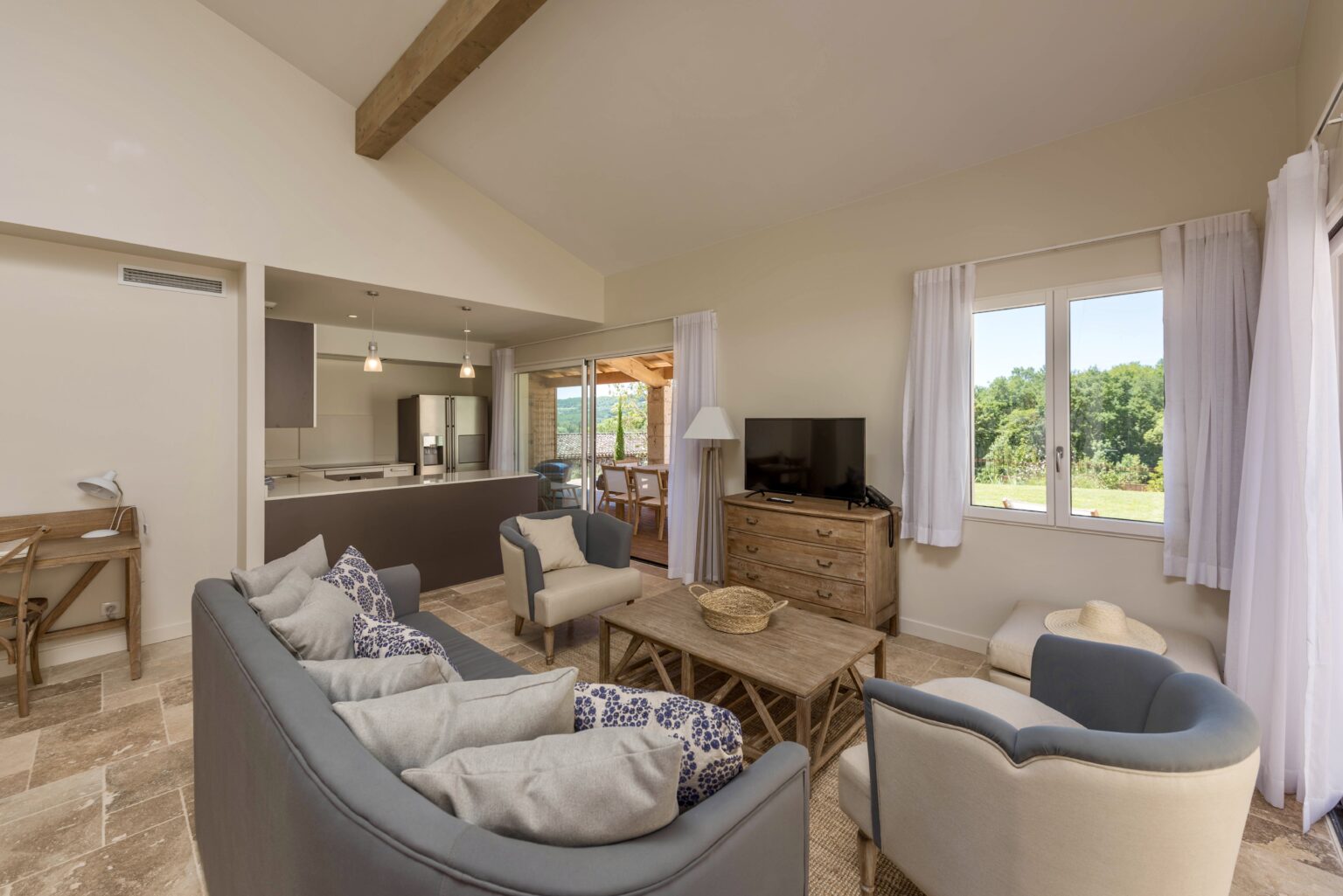 Salon et salle à manger lumineux avec vue sur le jardin