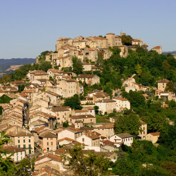 Village perché de Cordes-sur-Ciel sur sa colline