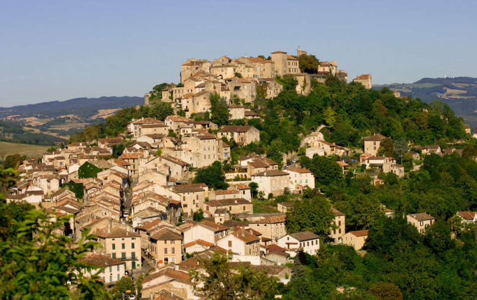 Village perché de Cordes-sur-Ciel sur sa colline