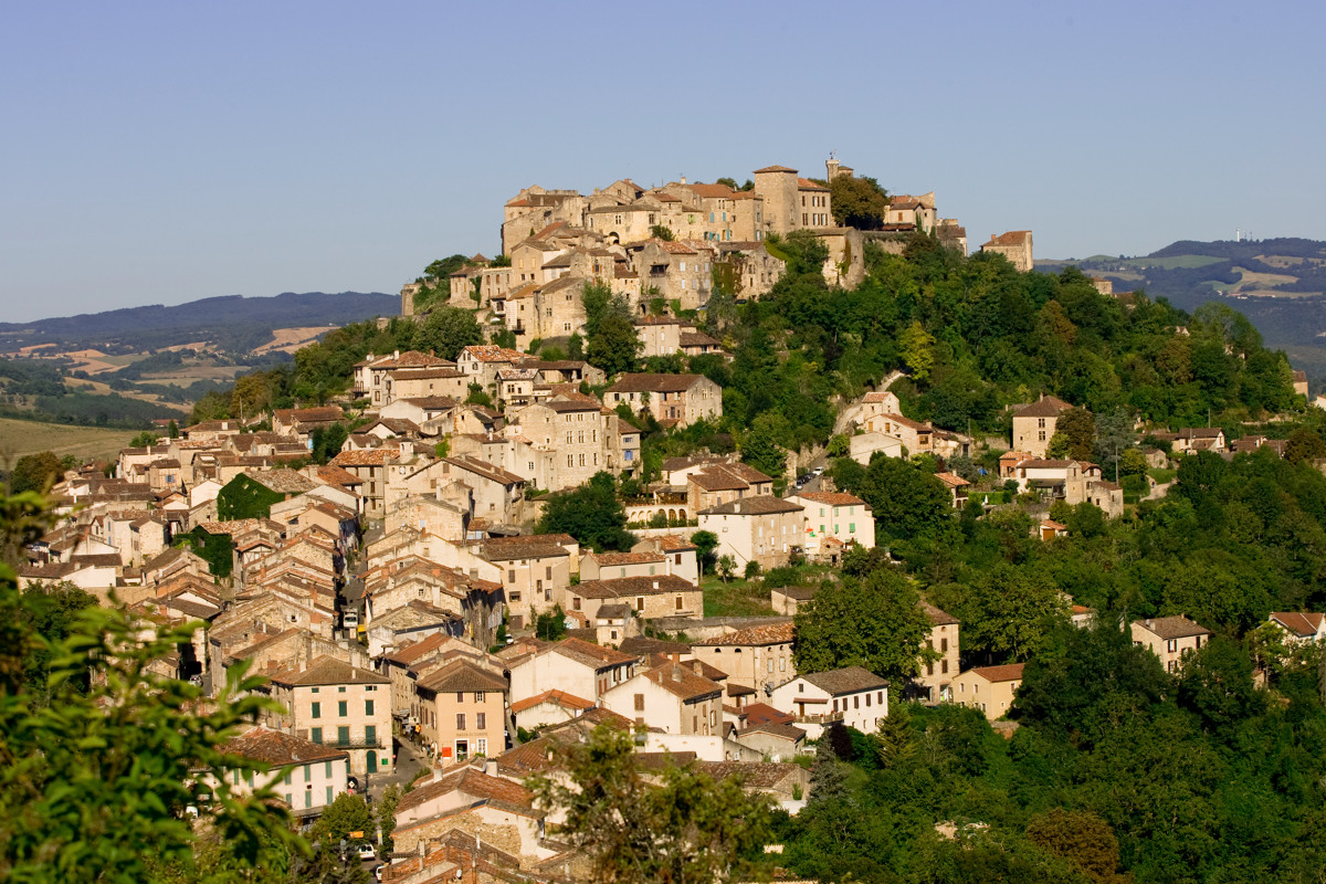 Village perché de Cordes-sur-Ciel sur sa colline