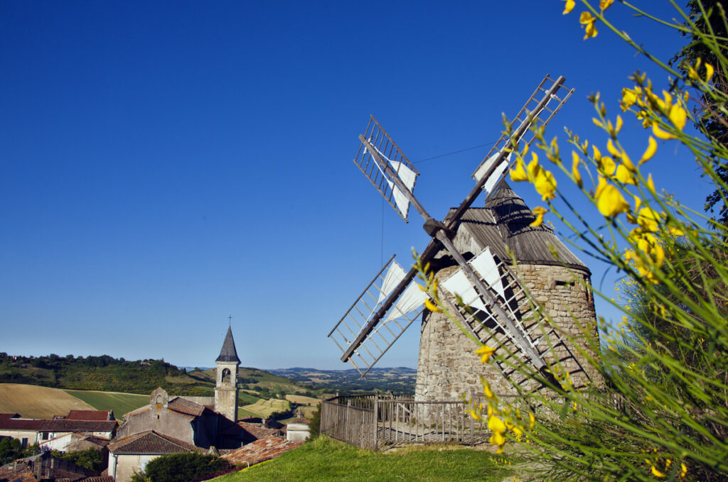 Moulin de Lautrec sous un ciel bleu
