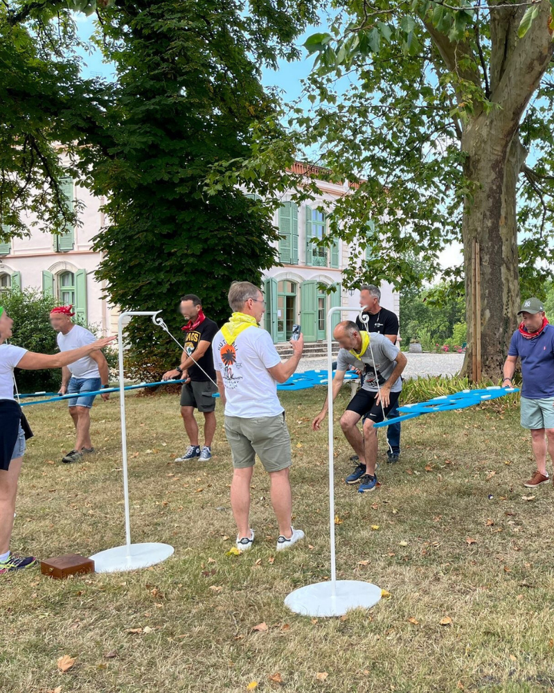 Participants à une activité ludique en extérieur