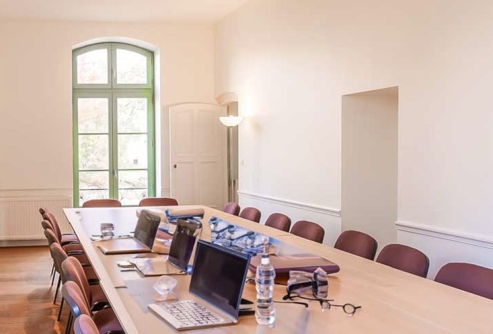 Salle de réunion aménagée dans le château